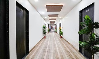 Fabhotel Royal City
