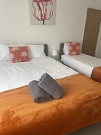 Immaculate 3-bed House in Luton