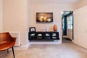 Central Townhouse With Garden Free Parking