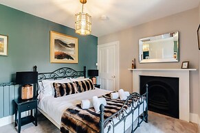 Central Townhouse With Garden Free Parking