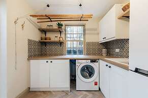 Central Townhouse With Garden Free Parking