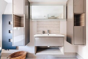 Modern Stylish Central Bath Apartment