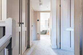 Modern Stylish Central Bath Apartment