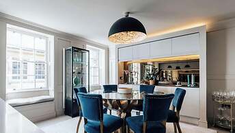 Modern Stylish Central Bath Apartment