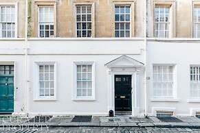Modern Stylish Central Bath Apartment