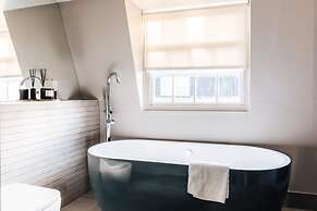 Modern Stylish Central Bath Apartment