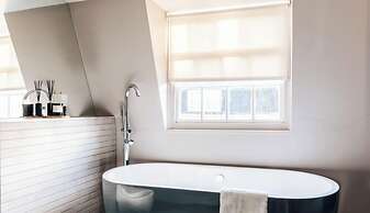 Modern Stylish Central Bath Apartment