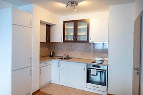 Sunny 1bdr Apartment Near Center
