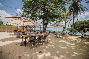 Maroon Studio at the Beachfront