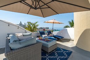Ocean Front Penthouse Pool Sleeps 8 People