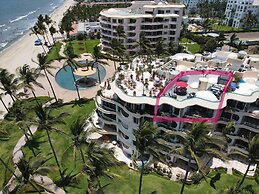 Ocean Front Penthouse Pool Sleeps 8 People
