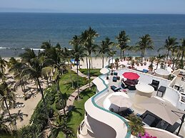 Ocean Front Penthouse Pool Sleeps 8 People