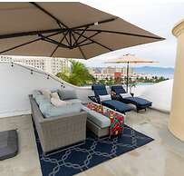 Ocean Front Penthouse Pool Sleeps 8 People