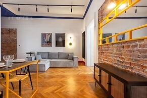SquadGoals House by Fragola Apartments