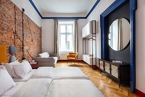 SquadGoals House by Fragola Apartments
