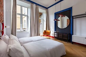 SquadGoals House by Fragola Apartments