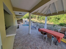 Condo With Pool - Sleeps 8 & bbq Facilities