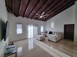 Condo With Pool - Sleeps 8 & bbq Facilities