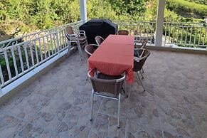 Condo With Pool - Sleeps 8 & bbq Facilities