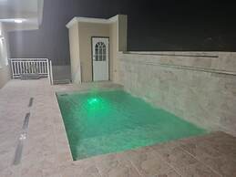 Condo With Pool - Sleeps 8 & bbq Facilities
