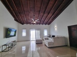 Condo With Pool - Sleeps 8 & bbq Facilities