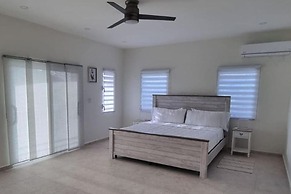 Condo With Pool - Sleeps 8 & bbq Facilities