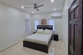 Condo With Pool - Sleeps 8 & bbq Facilities
