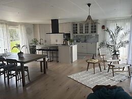 Captivating 3-bed Villa in Halanda With Lake View