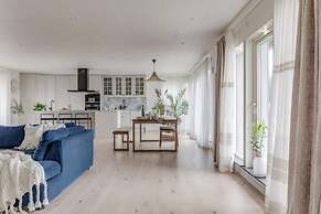 Captivating 3-bed Villa in Halanda With Lake View