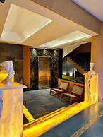 Palm Desert Pyramids Hotel