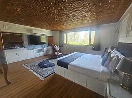 Tree of Life Lakeside Cottage Srinagar