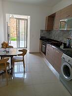 2 Bed Flat - Sleeps 6 - Pets - Pool - Smoking