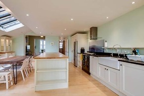Summertown 4-br Family Home - Bright Spacious