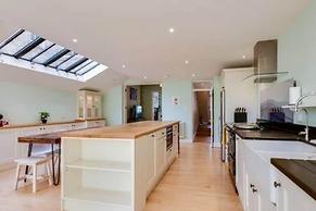 Summertown 4-br Family Home - Bright Spacious