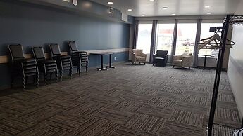 Roadhouse 52 Inn & Suites