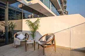Large Balcony Studio 10mins From Dubai Mall