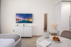 Large Balcony Studio 10mins From Dubai Mall
