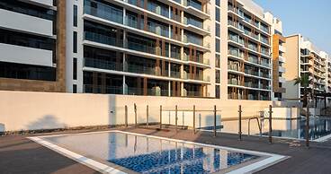 Large Balcony Studio 10mins From Dubai Mall