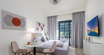 Large Balcony Studio 10mins From Dubai Mall
