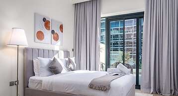 Large Balcony Studio 10mins From Dubai Mall
