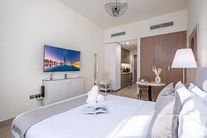 Large Balcony Studio 10mins From Dubai Mall