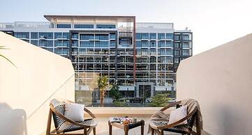 Large Balcony Studio 10mins From Dubai Mall