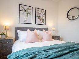 One Bed - Queensmere Shopping Centre by Belvilla