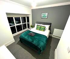 Chantry Suites by SA Stays