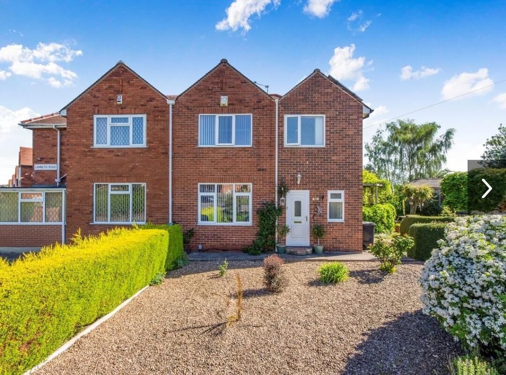 Doncaster Dream House Retreat- Sleeps 9