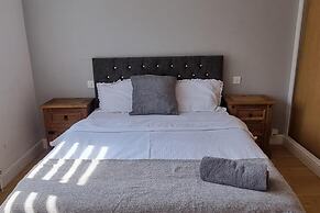 Doncaster Dream House Retreat- Sleeps 9