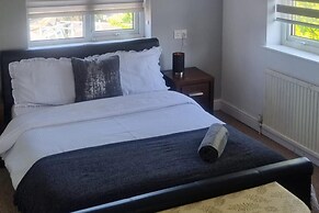 Doncaster Dream House Retreat- Sleeps 9