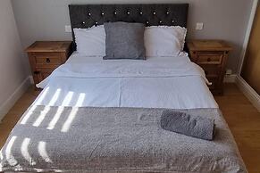 Doncaster Dream House Retreat- Sleeps 9