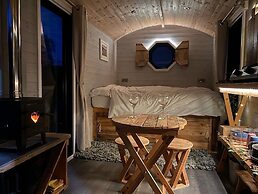 1 Bed Cabin - Sleeps 2 - Hottub - Parking - Garden