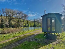 1 Bed Cabin - Sleeps 2 - Hottub - Parking - Garden